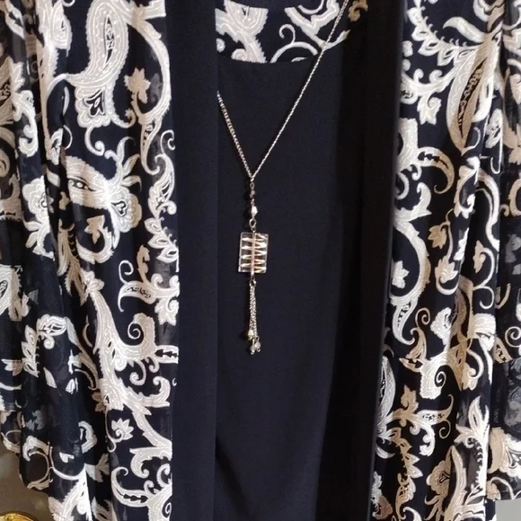 R&M Richards, Chic And Classic Black And White Paisley Blouse - Picture 5 of 7